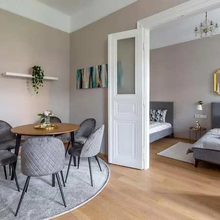 Luxury Elizabeth Next To The New York Cafe Apartment Budapest